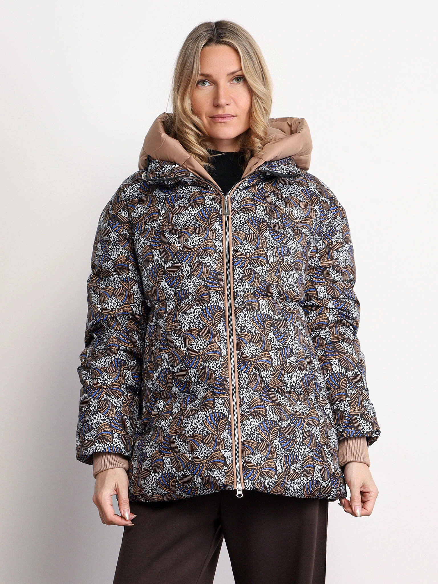 Пуховик с абстрактным принтом цвета мульти с капюшоном-манишкой